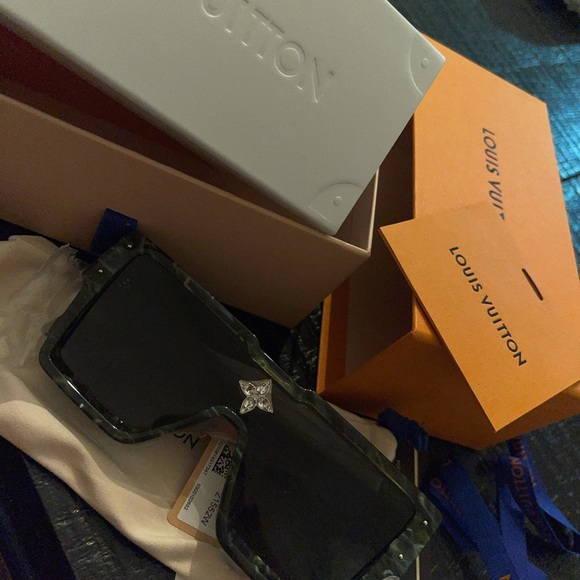 Louis Vuitton sunglasses brand new ! - Picture 3 of 3